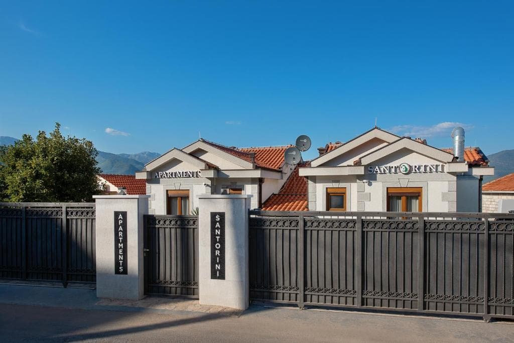 Вход в Santorini Apart с улицы — ворота и вывески