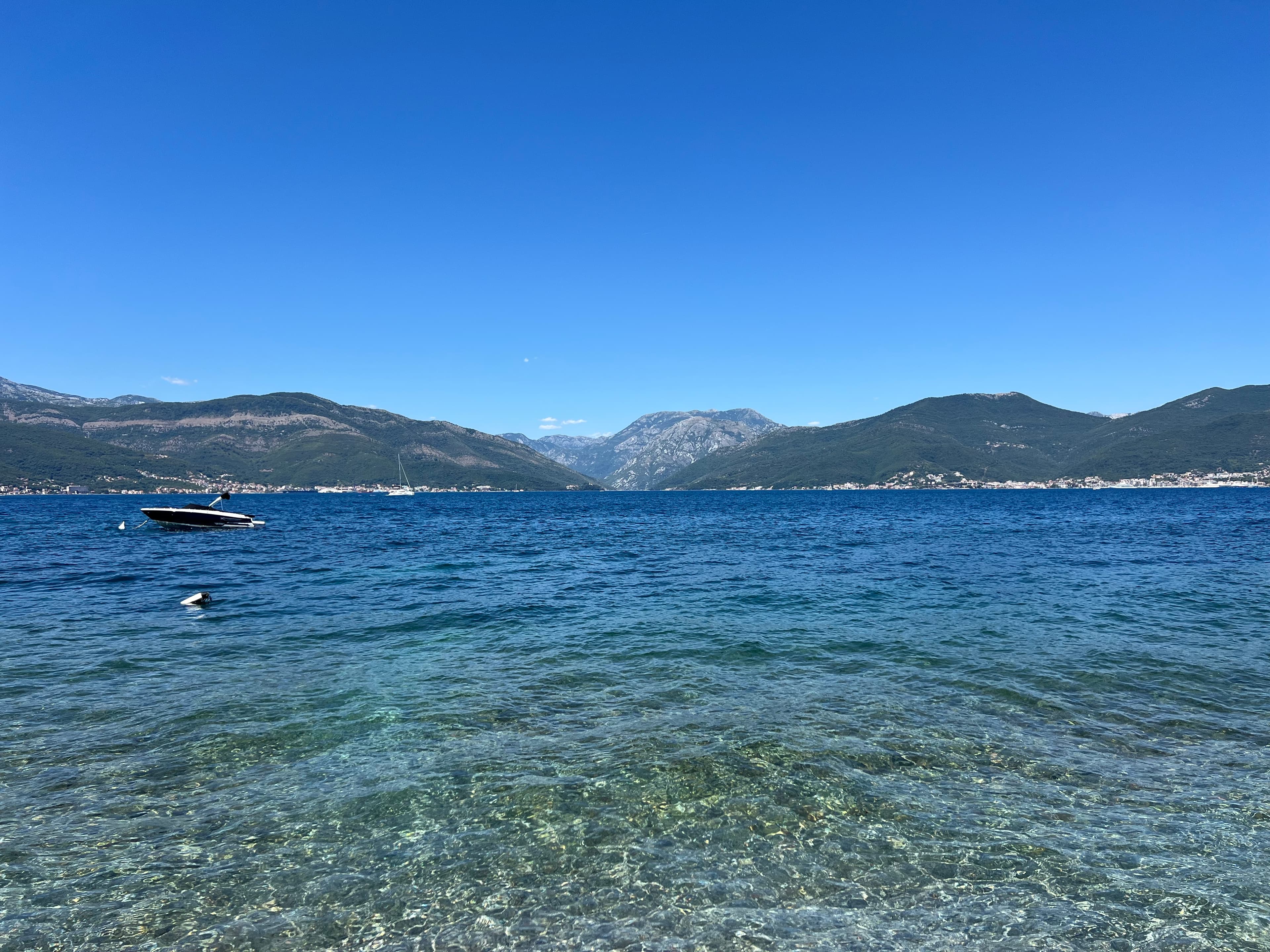 Прозрачная вода залива у пляжа